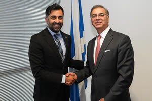 Pleased to meet First Minister @HamzaYousaf in Glasgow. Our discussion focused on ways to further enhance multi faceted Pakistan - Soctland partnership. Grateful for generous hospitality! - HE Moazzam A. Khan